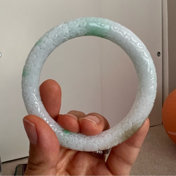 💚💯Authentic unique traditional style carved white Jade bangle translucent - Picture 12 of 14